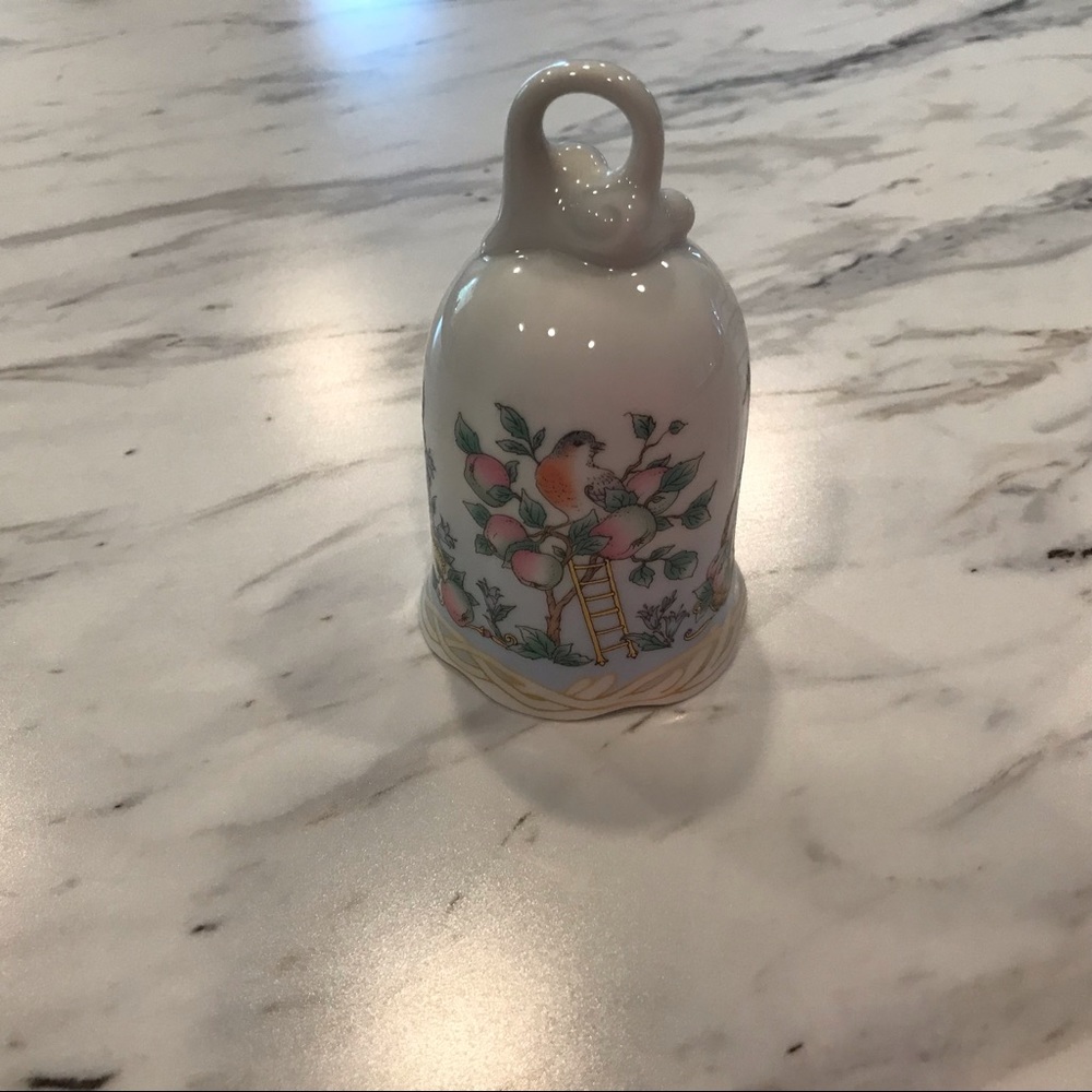 Hutschenreuther Melie 209 Vintage German Porcelain September Bell